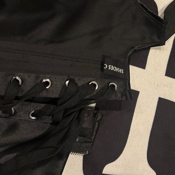 Shades of Silence gothic embroidered peplum corset - Picture 5 of 5